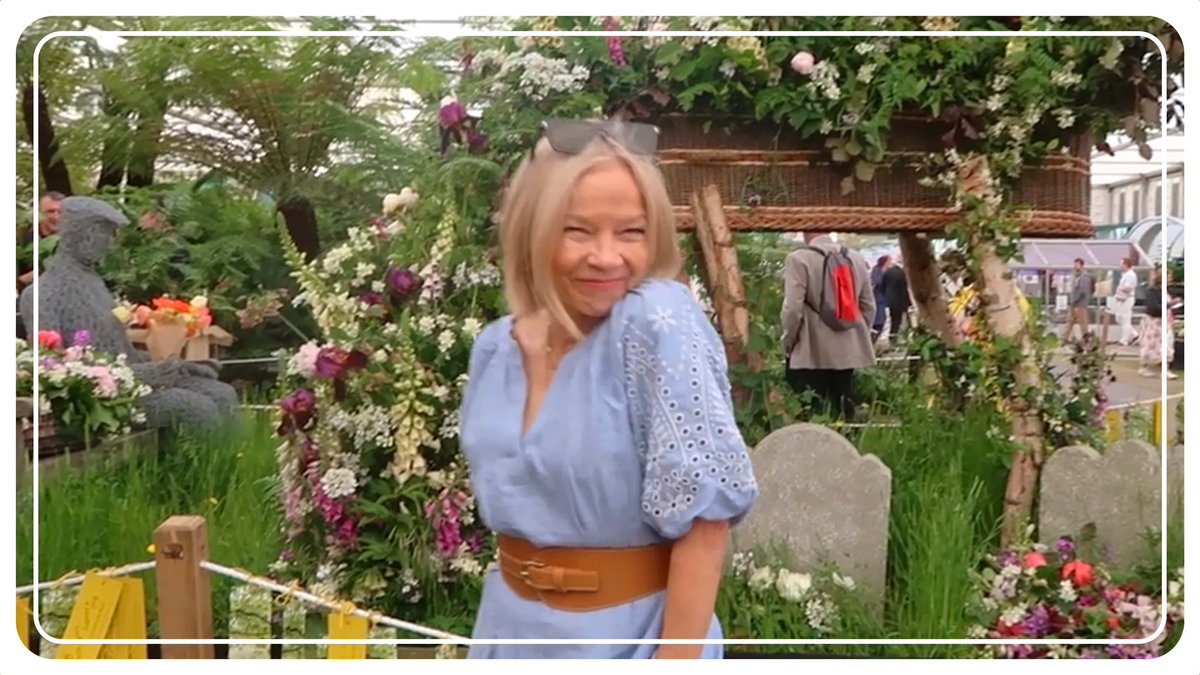 middleagedminx's tweet photo. Florals, friends and frolic! Check out what happened in this week’s vlog, now on YouTube - https://t.co/cdNBoV1nIC
#chelseaflowershow #floralfashion #summerfrocks #singlelondonlife #cutebulldog https://t.co/x7MTHBxLsn