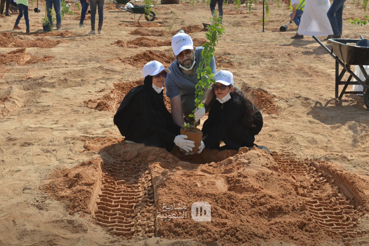خريطة السعودية ترويها أشجارها🇸🇦🌿

عمل فني طبيعي نفّذه برنامج #الرياض_الخضراء عام 2021 قرب مطار الملك خالد الدولي، حيث ارتسمت خريطة المملكة على مساحة 170 ألف متر مربع بأشجار محلية تتحمل مناخ الرياض، لتشكل لوحة خضراء يراها المسافرون من الطائرة، وتعبر عن التزام المدينة بمستقبل أخضر