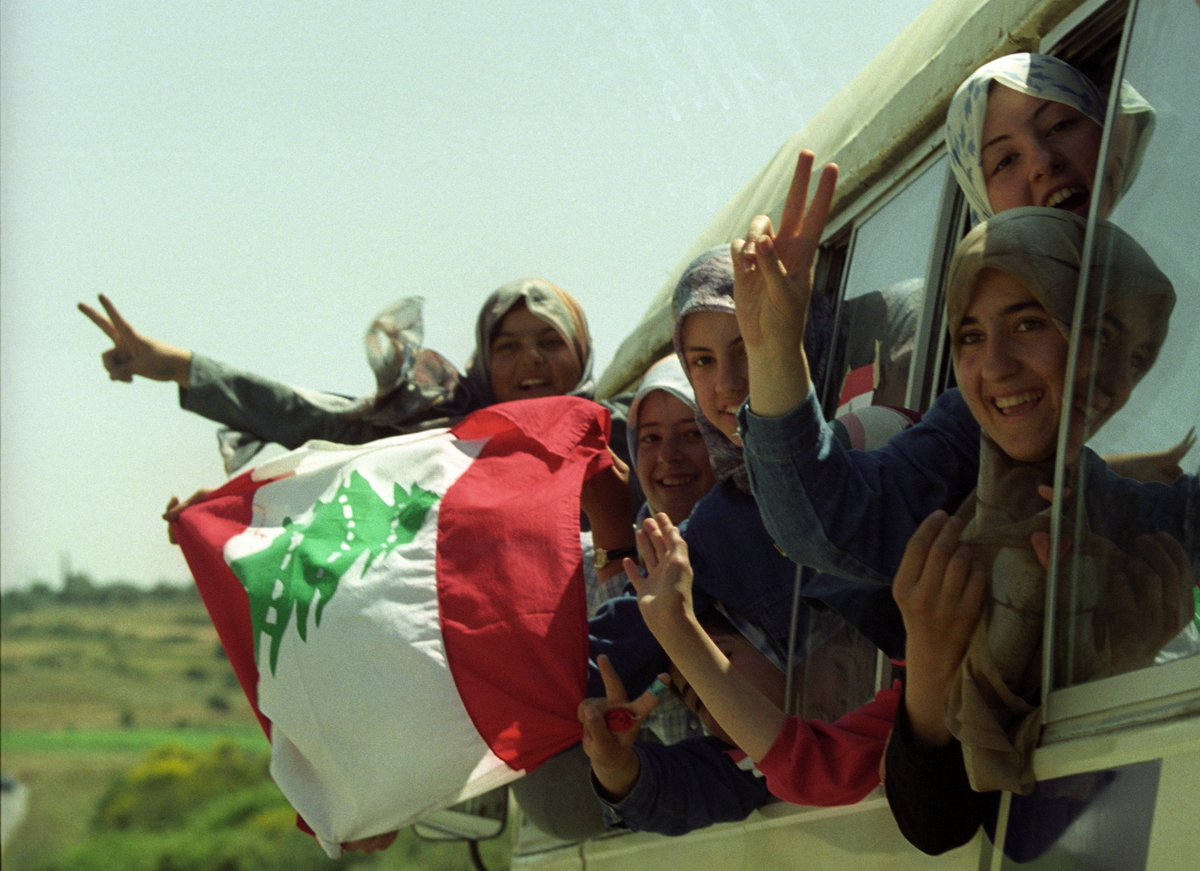 MahaZaraket's tweet photo. نواصل الاحتفال بعيد المقاومة والتحرير في 25 أيار  لأنه تاريخ يؤكد القدرة على الفعل. يؤكد أن صاحب الحق منتصر مهما عظمت التضحيات وطال الزمن
المجد للثابتين في زمن الخذلان والتواطؤ

كلّ عيد مقاومة وتحرير ونحن ثابتون.

الصورة بعدسة رمزي حيدر- 24 أيار 2000 https://t.co/ENfIFGL9Tj