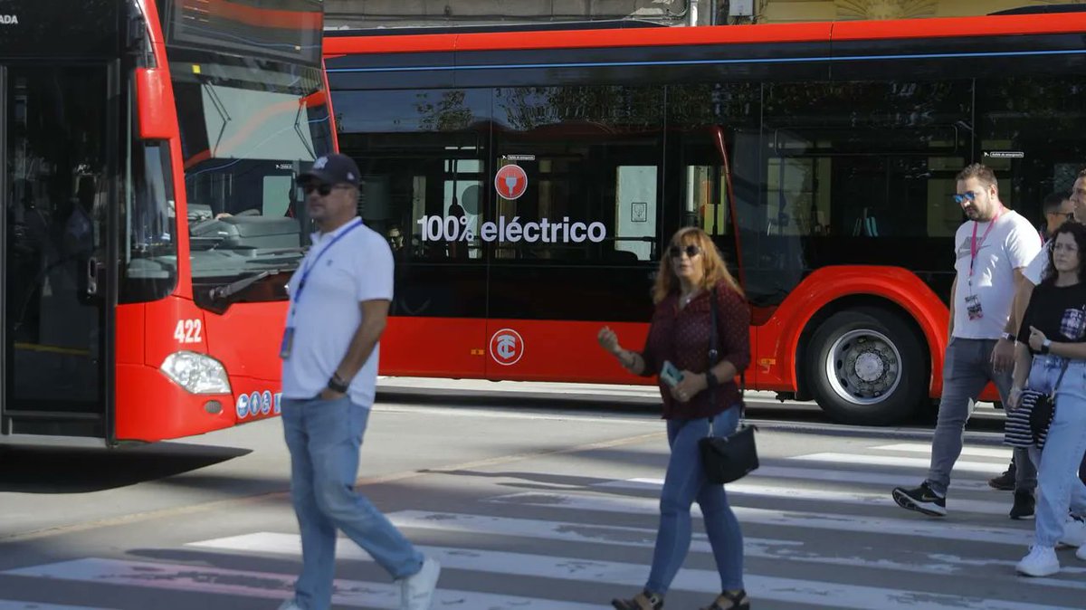 Esta semana me han dicho "¿para qué vas en bus teniendo el coche?".

La respuesta es muy simple. Emplear el transporte público nos permite despreocuparnos de aparcar, de estar atentos en los atascos, de perdernos por la ciudad. Además, es un rato que podemos emplear para leer,