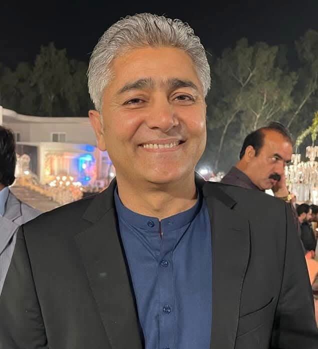 میرے سابقہ ادارے نے محترم کو ڈائریکٹر نیوز رکھا ہے۔ مگر اس بھائی صاحب کے کریڈٹ پر کئی اداروں کا زوال شامل ہے۔ جناب ذاتی طور پر بہت اچھے ملنسار انسان ہیں۔ مگر ندیم رضا فرقہ پرستی، گروپ بندی اور اپنا نوازی کے چکر میں کئی ادارے چھوڑ چکے، کئی کو بند کروایا، کئی لوگوں کو نوکریوں سے