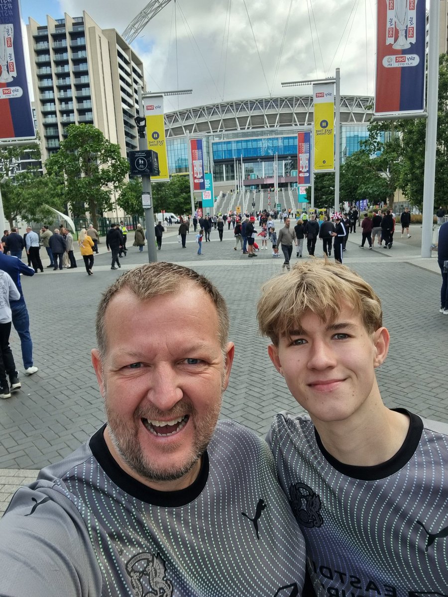 Það eru þrír tímar í leik og það er SPENNA í loftinu! Sendið endilega hlýja strauma hingað á Wembley! Up the O's! #LOFC #EFLPlayOffs