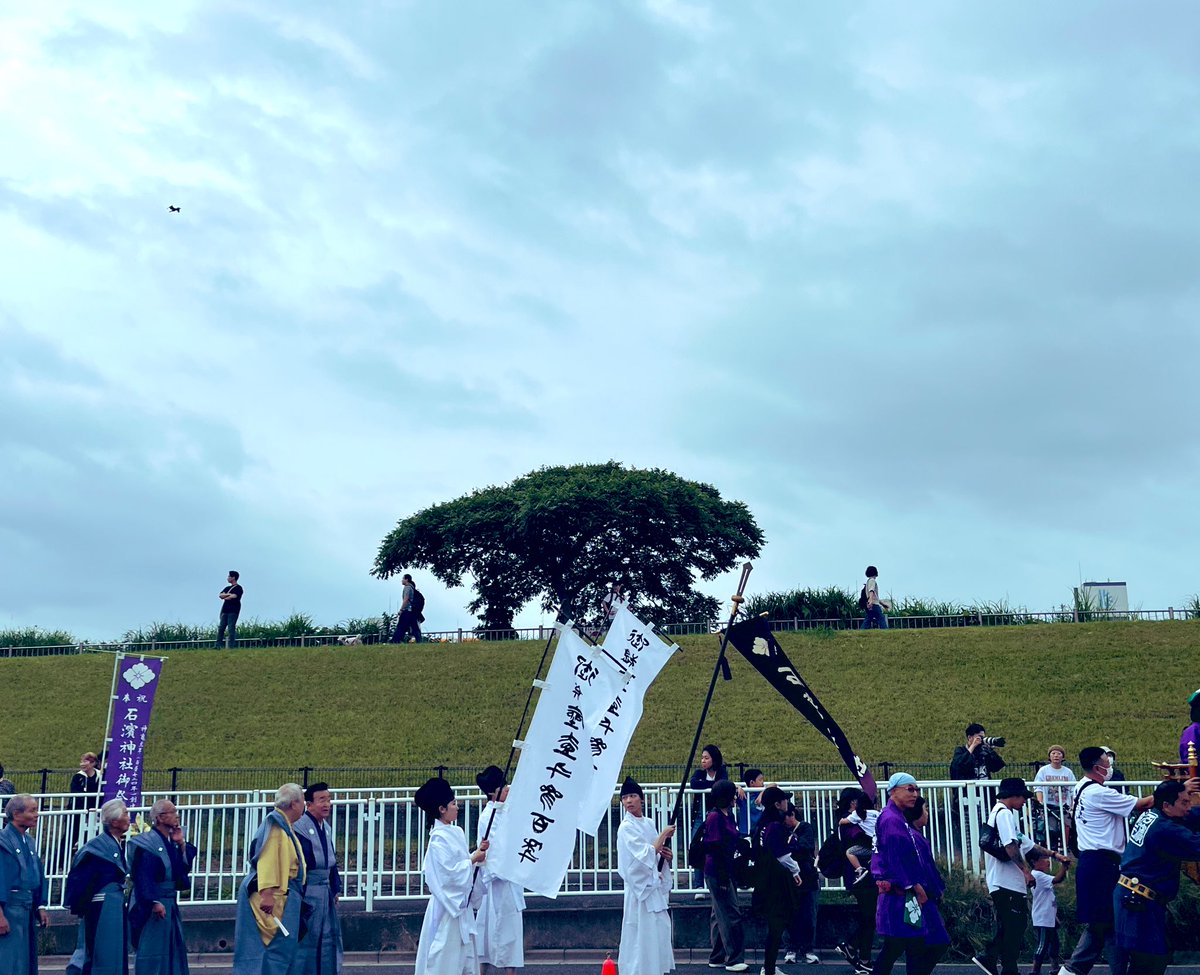 Over a decade of running along the river and never seen this before. They brought a special mikoshi up the Sumida river and carried it to Ishihama Shrine.