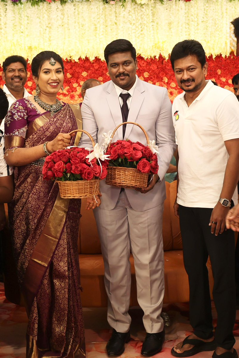 Udhaystalin's tweet photo. தொமுச-வின் கரூர் மாவட்டத் தலைவர் அண்ணன் V.R.அண்ணா வேலு அவர்களுடைய அன்பு மகள், தங்கை அ.காய்வா - ர.சிவராம்பிரசாந்த் இணையரின் திருமண வரவேற்பு நிகழ்ச்சி கரூரில் இன்று நடைபெற்ற போது, அதில் பங்கேற்றோம்.

மணமக்கள் இருவரும், கலைஞரும் - கழகமும் போல, நம் முதலமைச்சர் அவர்களும் - தமிழ்நாடும் போல, உதயசூரியனும் - கருப்பு, சிவப்பும் போல பல்லாண்டு வாழ்கவென வாழ்த்தி மகிழ்ந்தோம்.

@V_Senthilbalaji @Anbil_Mahesh