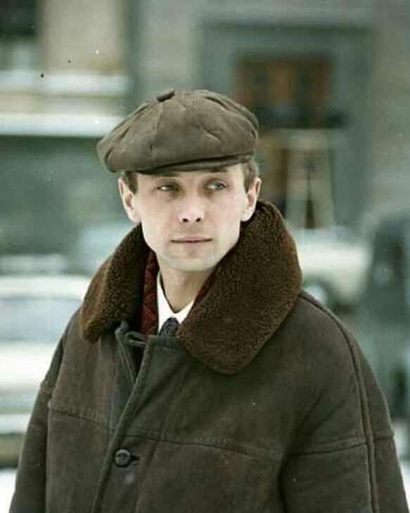 «Ни в коем случае не отметать посторонних замечаний и предложений, напротив, принять их в себя — как почва принимает зерно. Зерно здоровое даст ростки! Нездоровое — умрет!» Олег Даль (1941-1981). Фото О. Мерцедина.