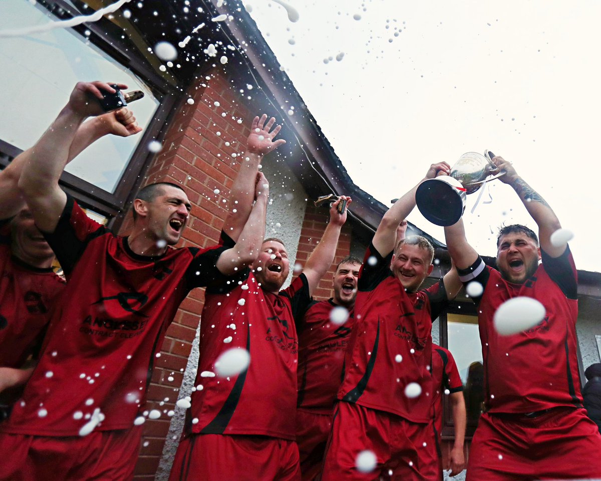 Eado (photo) (@sameaden) on Twitter photo 🔴 CPD Caergybi 2 - 0 CPD Llangoed 🟡⚫️ 🔴 CPD Caergybi 2 - 0 CPD Llangoed 🟡⚫️