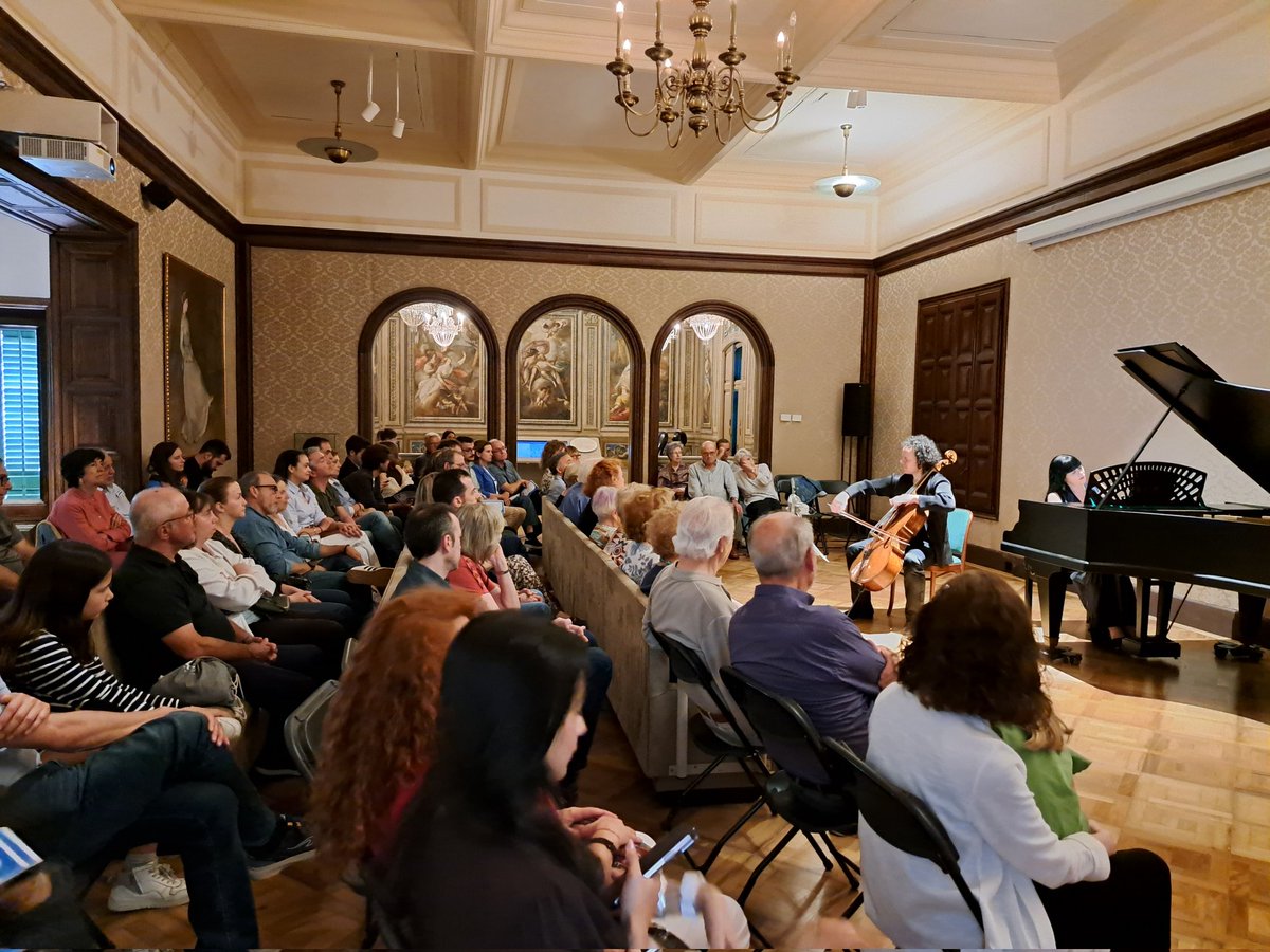 🎶 Ahir vam tancar el cicle "El so de Pau Casals" amb el concert del <a href="/duocassado/">Dúo Cassadó</a> format per Damián Martínez i Marta Moll. Vam poder gaudir de peces de Bach, Locatelli, Boccherini i Moór.
Forma part del projecte de recerca <a href="/soundcasals/">soundcasals</a> dirigit per la Dra. <a href="/AnaLlorens8/">Ana Llorens</a> a l'<a href="/ICCMU/">Instituto Complutense de Ciencias Musicales</a>