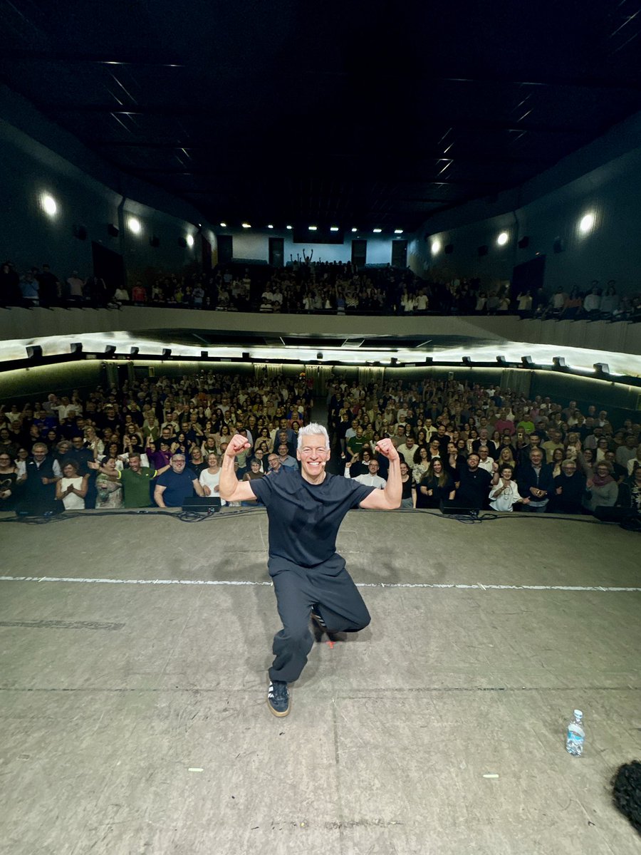 giovannivernia's tweet photo. Ciao Piacenza ❤️ #capafresca finisce qui grazie ancora a tutti quelli che ci sono stati in queste oltre 70 date. Mi avete fatto amare ancora di più questo meraviglioso gioco che è la vita 🎈 https://t.co/vJIV4jPLcL
