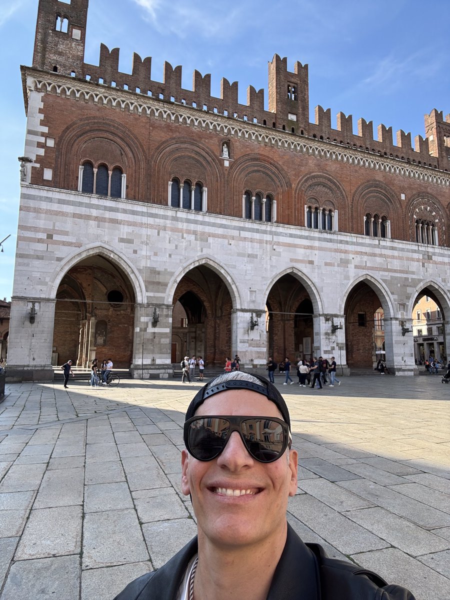 giovannivernia's tweet photo. Ciao Piacenza ❤️ #capafresca finisce qui grazie ancora a tutti quelli che ci sono stati in queste oltre 70 date. Mi avete fatto amare ancora di più questo meraviglioso gioco che è la vita 🎈 https://t.co/vJIV4jPLcL