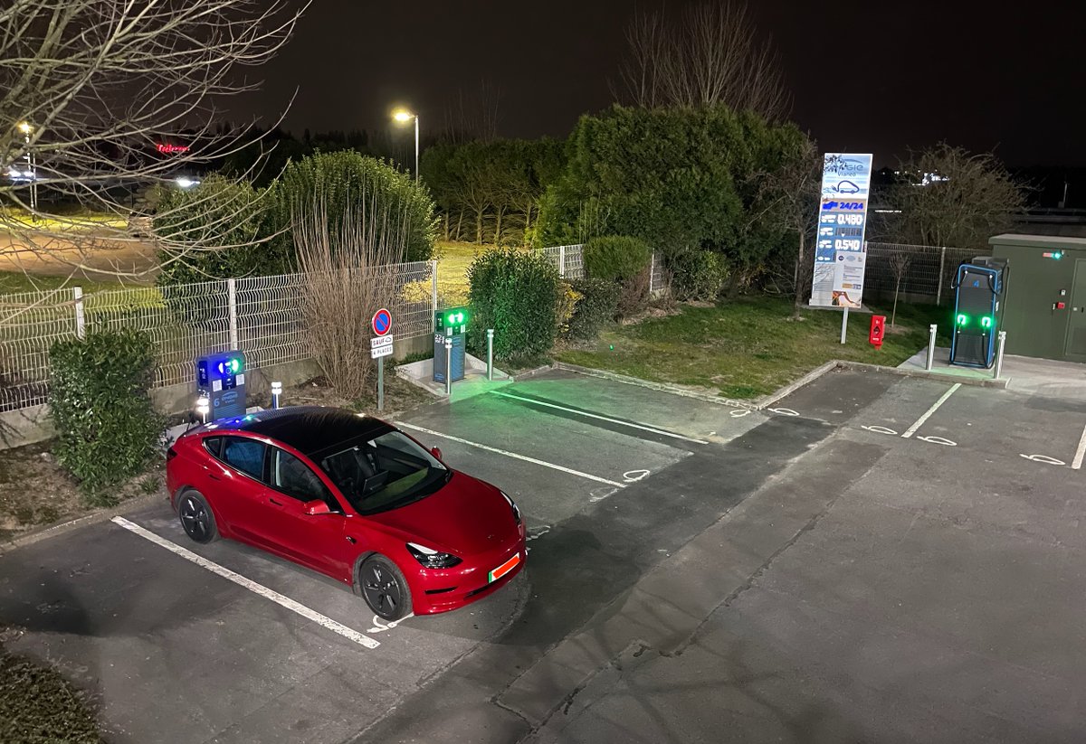chapmandu2's tweet photo. @modernheroestv @eV_Newt @itskyleconner Some hotel groups are taking the view that installing rapids brings people in to use their facilities at otherwise quiet times as well as providing a useful service to guests.  250 AC chargers can't have a dual use in this way.  A mix of both is probably good eg here: https://t.co/84MY9hBrRf