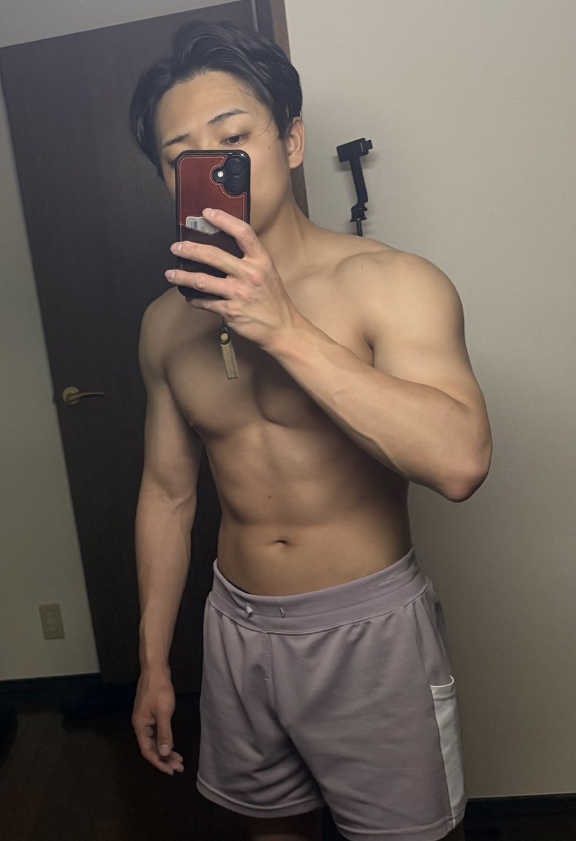 今日の家トレは肩と腹です！
最近は、腹筋の立体感が欲しいので腹の回数を増やしています。

これから筋トレの方、もう終わった方、お疲れ様です！