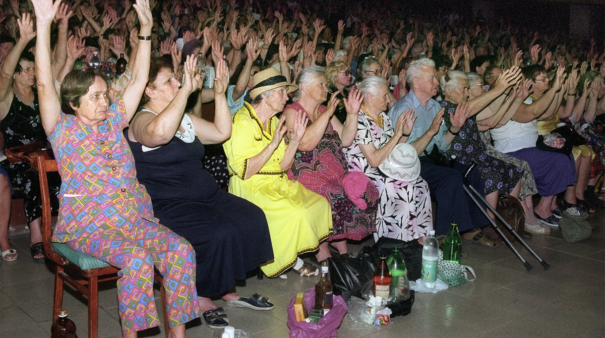 Сеанс «оздоровления» экстрасенса Аллана Чумака в сочинском кинотеатре. СССР. 2000 год. Фото: Виктор Клюшкин.