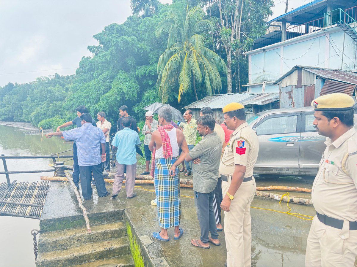 NorthAndaman's tweet photo. Shri. Kamaleshwar Rao S, IAS, Assistant Commissioner Diglipur conducted on-site inspection of the broken wooden bridge at Nischintapur today, i.e, on 25.05.2025 along with area Patwari, JE APWD, Forest Ranger, Pradhan Kalighat and local villagers. Immediate safety measures have https://t.co/gspmDw0O8n
