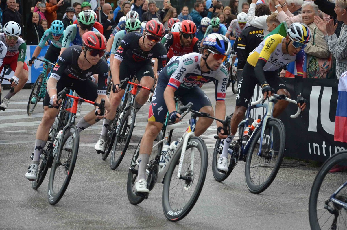 One from yesterday… go <a href="/rogla/">Primož Roglič</a> 🤞💪🚀 #GirodItalia