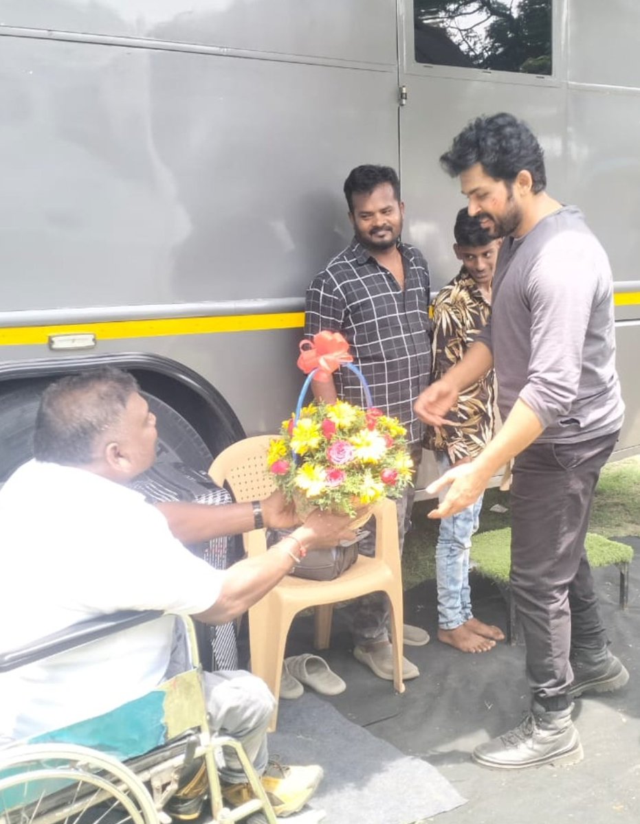 உங்கள் புன்னகை என்கின்ற ஆக்சிஜனை தினமும் சுவாசிக்கிறேன்.
இனிய பிறந்தநாள் நல்வாழ்த்துகள் <a href="/Karthi_Offl/">Karthi</a> அண்ணா