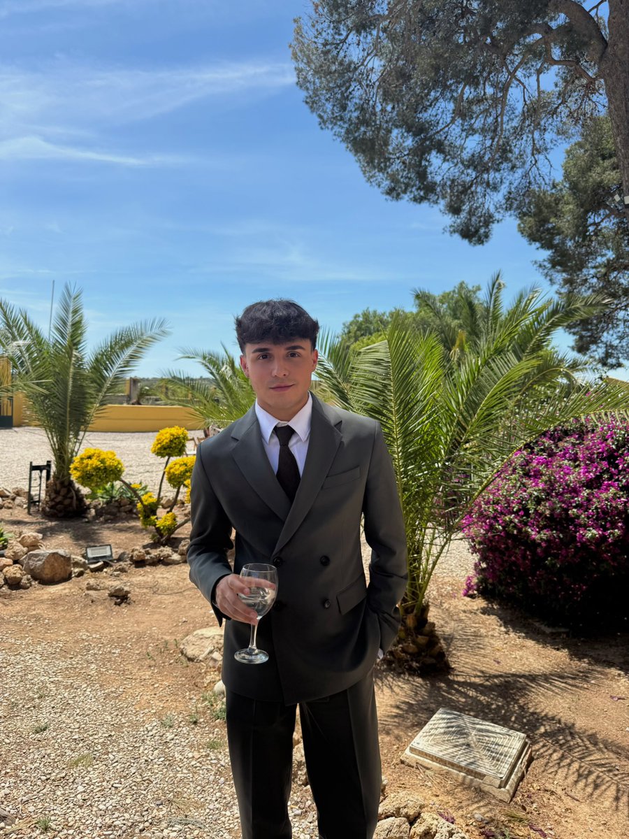 _liern's tweet image. Un guapito de boda supongo