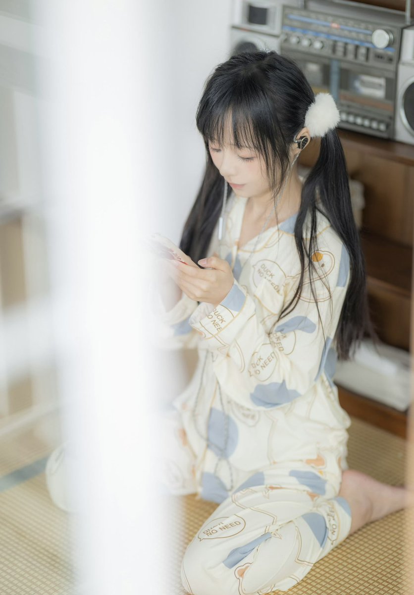 日曜日はゆっくりお家で～🎧  

みんなは週末、何聴いてる？  
おすすめ教えてほしいな～～𐔌՞ ܸ.ˬ.ܸ՞𐦯

#moondrop #水月雨