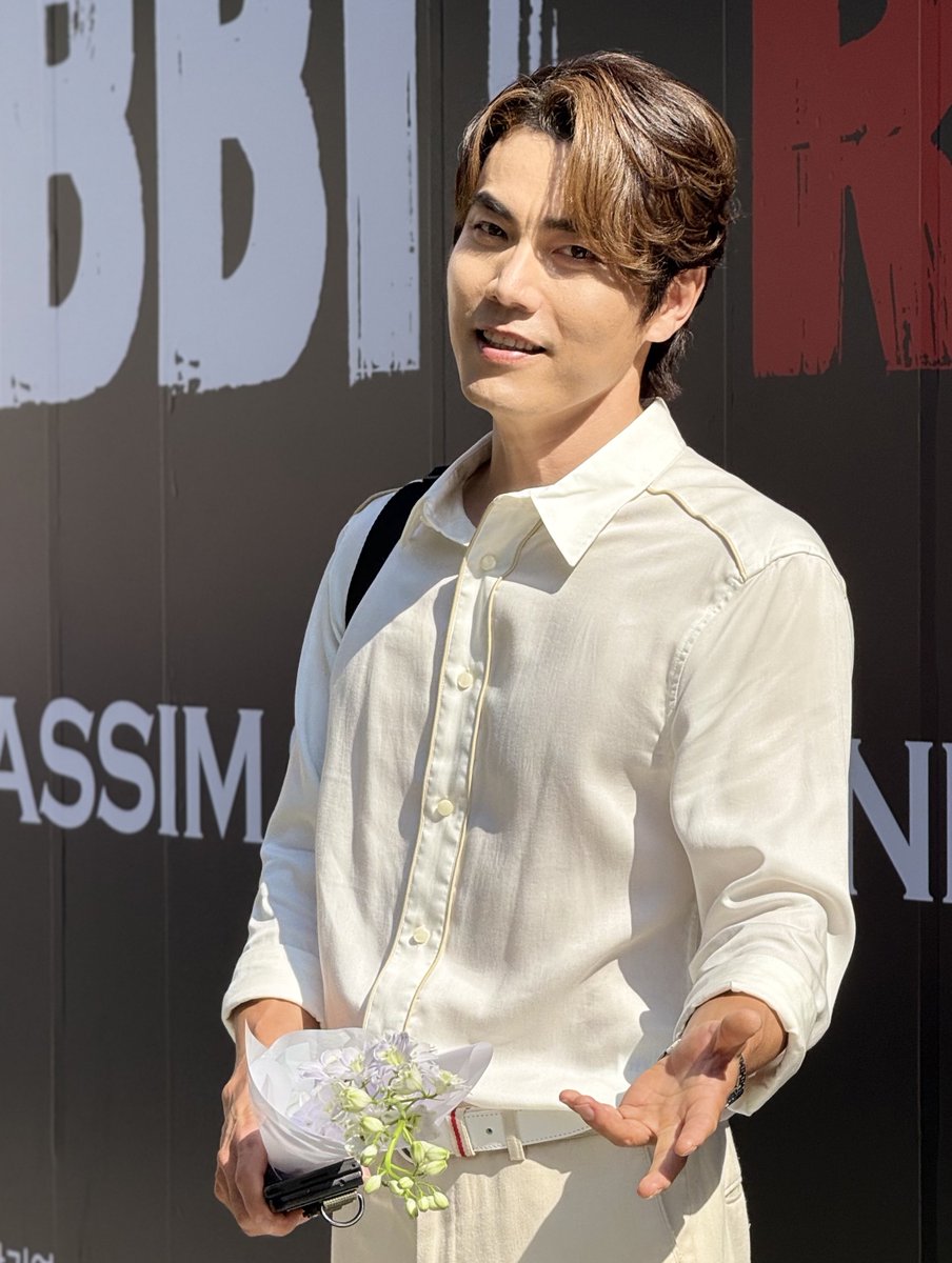 걍 폰으로 찍어도 개쩌는 미모는 안 가려지는군아