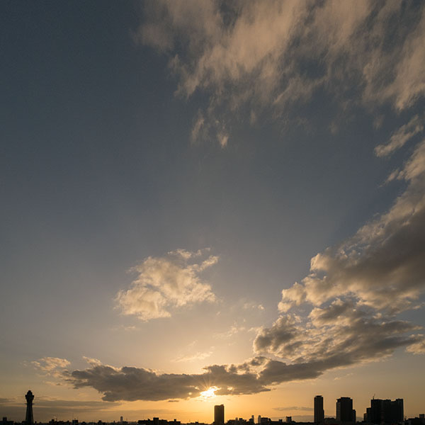 collectioncase's tweet photo. こんばんは。
恒例の「通天閣を含む夕景」を1枚投稿致します。
※撮りためていた写真の中から。
※土日祝日はショーケース/コレクションケースとは無関係の写真です。
#通天閣 #風景 #夕景 #ショーケース #コレクションケース #showcase #collectioncase #大阪陳列
https://t.co/pRrb1Nyw60 https://t.co/z7YKhoZ6er