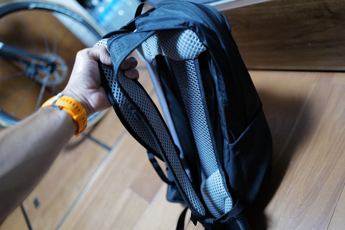 BASS_MEG's tweet photo. deuterのRACE AIR10にジャストフィットだった！！
とりあえずこれでロードバイクでの運搬は可能に。
絶対転べないな…

#Leica
#M11Psafari
#SUMMILUX
#Mf14_35mmASPH
#ロードバイクでどう運ぶ？
#TENBA
#BYOB7
#deuter
#RaceAir10 https://t.co/DiWUknlbTW