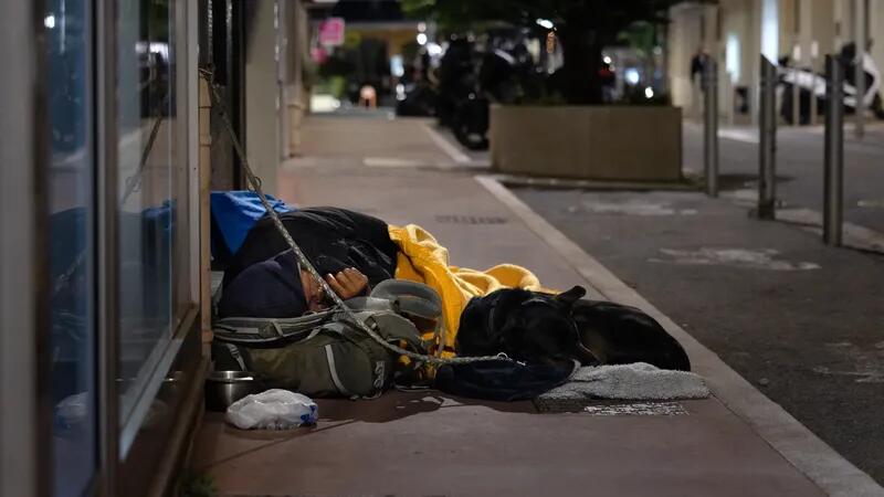 Paris. Hommage aux 855 personnes sans domicile fixe mortes dans la rue en 2024 limportant.fr/infos-societe/… #Société