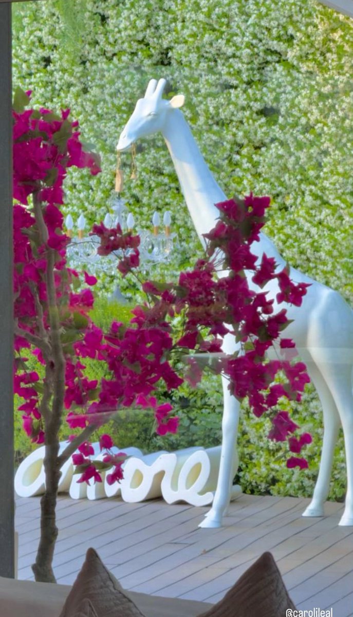 PausiniStyle's tweet photo. ¿ Sabías que La Qeeboo Giraffe in Love es una lámpara de diseño icónico creada por el italiano Marcantonio para la marca Qeeboo? representa una jirafa soñadora que sostiene con su boca un candelabro clásico de estilo Marie-Thérèse @LauraPausini ❤️ #PausiniStyle https://t.co/9Z3BO3vHCD