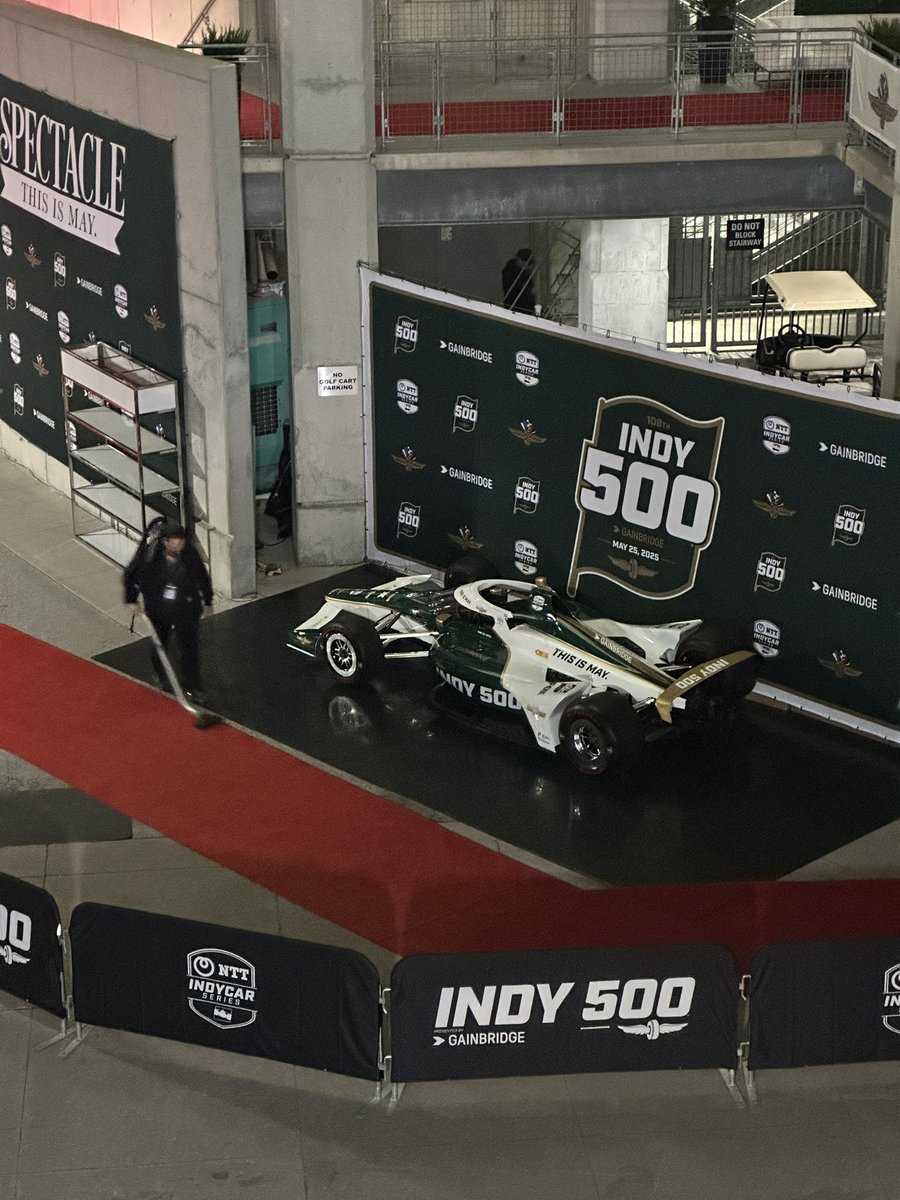 Vacuuming the red carpet outside the <a href="/IMS/">Indianapolis Motor Speedway</a> pagoda
#WISH500