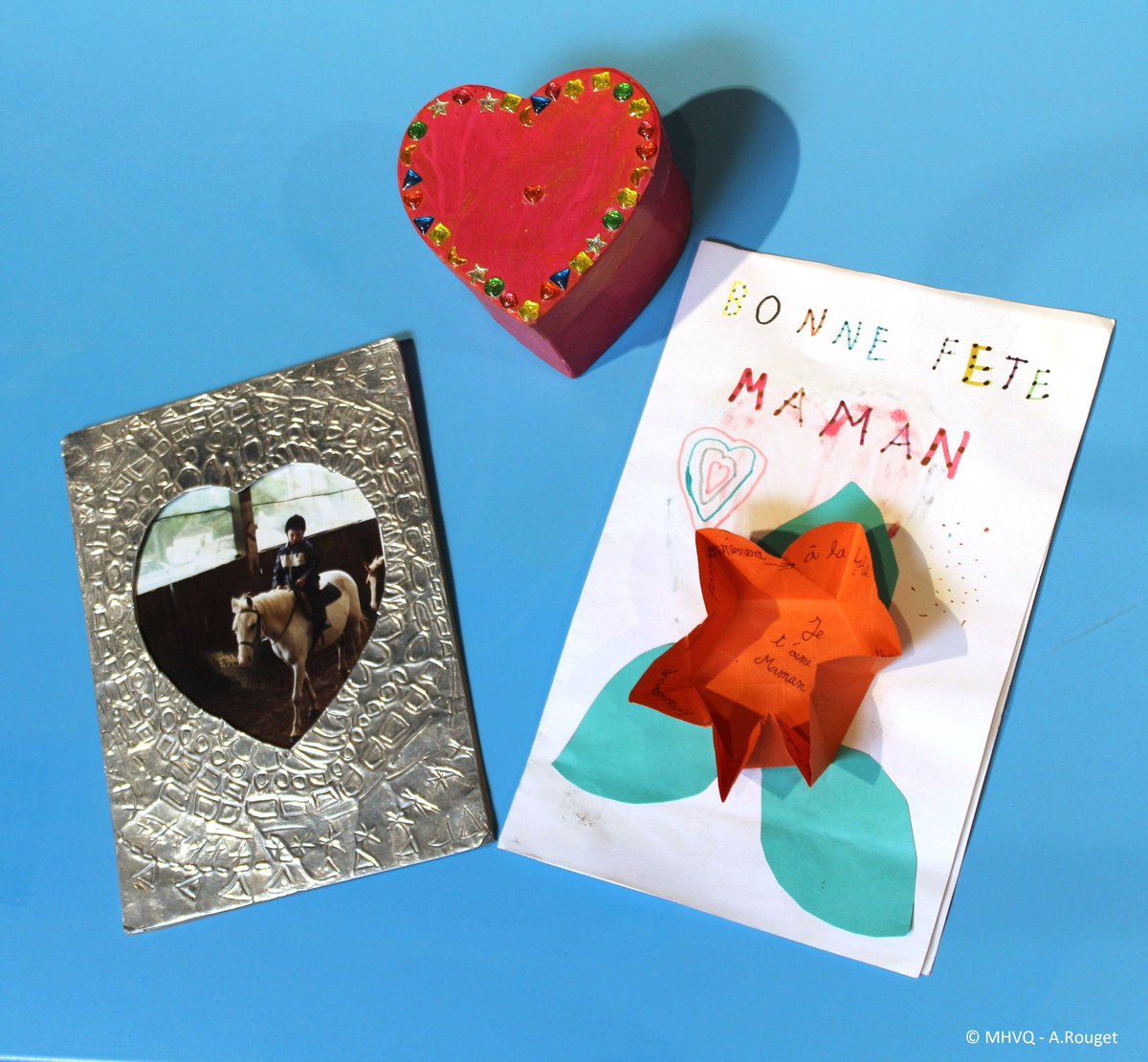 #FêteDesMères
L'équipe du <a href="/MHVQ76/">Musée d'Histoire de la Vie Quotidienne</a> souhaite une joyeuse fête des mères à toutes les mamans avec ces cadeaux de fête des mères présentés dans la vitrine consacrée aux fêtes à l'#école. 😀❤️🎁
Quel est votre meilleur souvenir de #cadeau de fête des mères (reçu ou fabriqué) ?