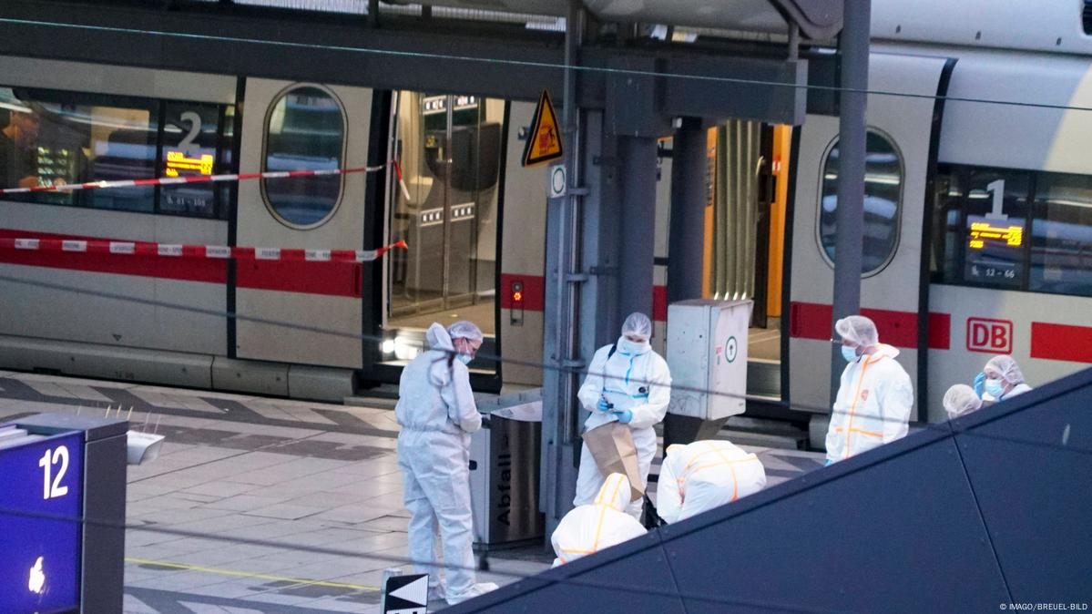 Сириец и чеченец помогли задержать женщину, атаковавшую с ножом людей на вокзале в Гамбурге. 19-летний Мухаммад Аль Мухаммад рассказал журналу Spiegel, как стал свидетелем атаки на платформе центрального вокзала Гамбурга 23 мая.

По его словам, в пятницу вечером он курил и слушал