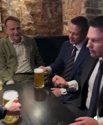 Nawrocki przyszedł, podpisał co mu kazali i wyszedł.

Trzaskowski spokojnie opowiedział z czym się zgadza, a z czym nie, a potem zaprosił na piwo.

Wybór jest prosty.