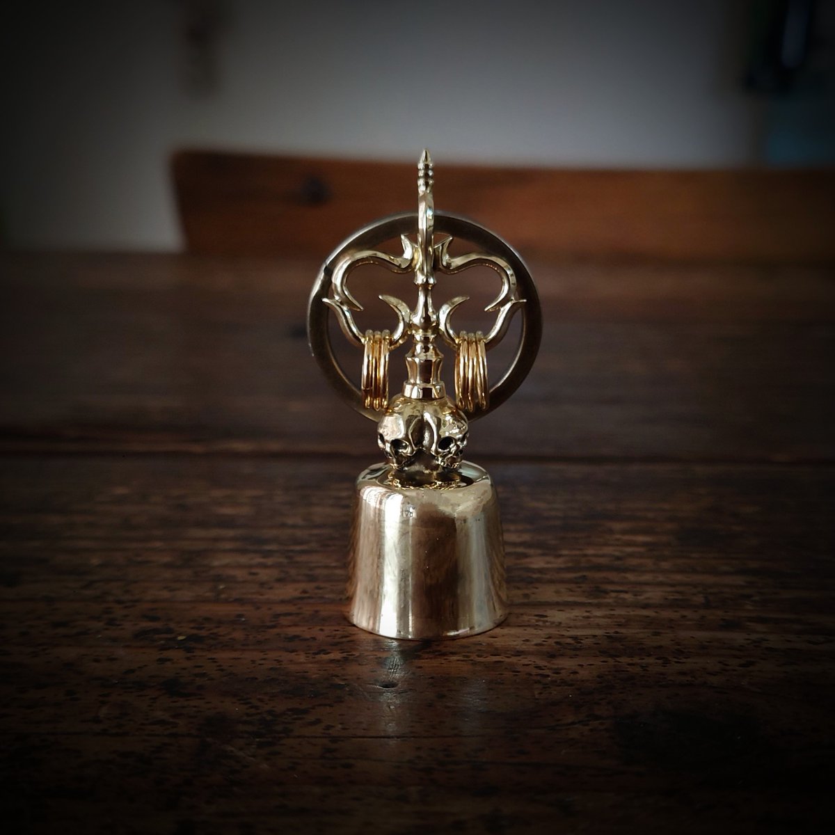 MOBFACTORY27's tweet photo. ★プレゼント企画★

【プレゼント内容】
スカルガーディアンベルセット真鍮製

スカルガーディアンベルパーツ真鍮製
錫杖2BAパーツ真鍮製
スカル舌パーツ真鍮製

(左手ホルダーレストはプレゼント内容に含まれません)

【参加方法】
フォロー＆リポスト(引用も可)

【抽選方法】
リポストしてくれた方、リプをくれた方の中から適当に１名様選びます。

【応募期間】
6/14(土)まで。6/15(日)に当選者発表したいと思います。  

【注意事項】
当選者発表はDMではなくポストで行います。成りすましの偽アカウントにご注意下さい。

#mobfactory #真鍮 #brass #シルバー #silver #ステンレス #sus316 #丹銅 #銅 #cooper #喫煙具 #煙草 #タバコ #手巻きタバコ #手巻き煙草 #シャグ #シガレットホルダー #コニカルホルダー #シガリロホルダー #シガリロ #シガー #葉巻 #シーシャ #マウスピース #バイク #オートバイ #ガーディアンベル #バイカーズベル #御守り