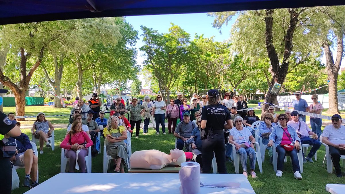 👮‍♀️👮‍♂️ Comenzamos el día en la fiesta de las personas mayores que se celebra este domingo en las piscinas municipales, compartiendo unos consejos sobre seguridad.
#SomosTuPolicía #FuenlabradaConSusMayores #SeguridadCiudadana