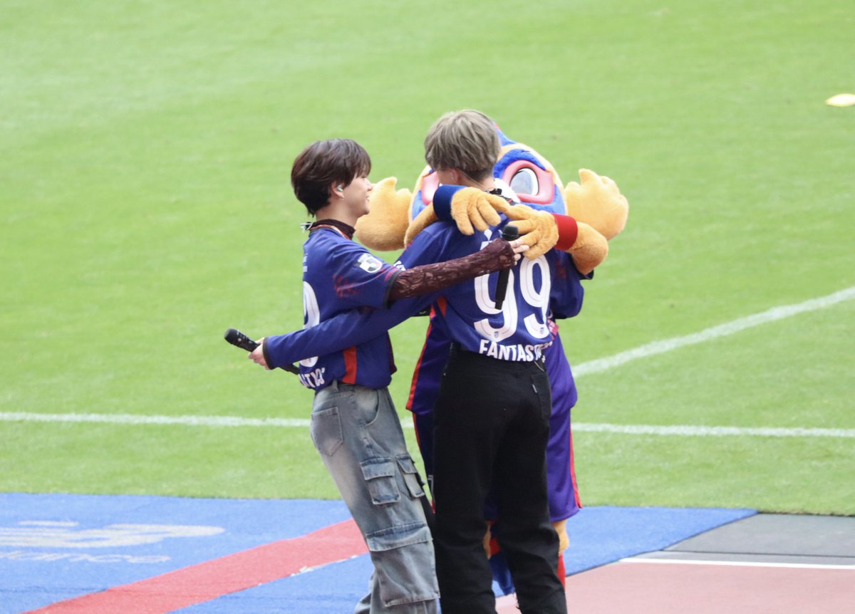 fff_nt9's tweet photo. ゆせそたとドロンパのぎゅー可愛すぎた〜〜！ https://t.co/cW5KVocPf4
