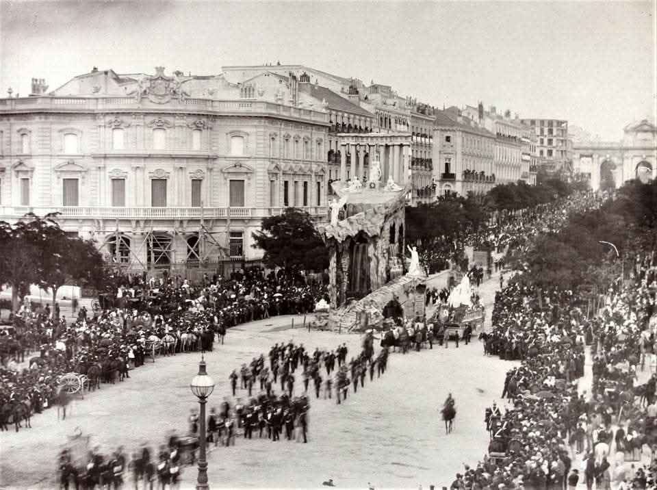 El 25 de Mayo de 1881, para celebrar el Segundo Centenario de la Muerte de Calderón de la Barca, se celebro un desfile por la calle Alcalá y se construyó un efímero Monte Helicón, dedicado a Apolo y las musas. 
#madridenruta #literatura #calderondelabarca #siglodeoro #25demayo