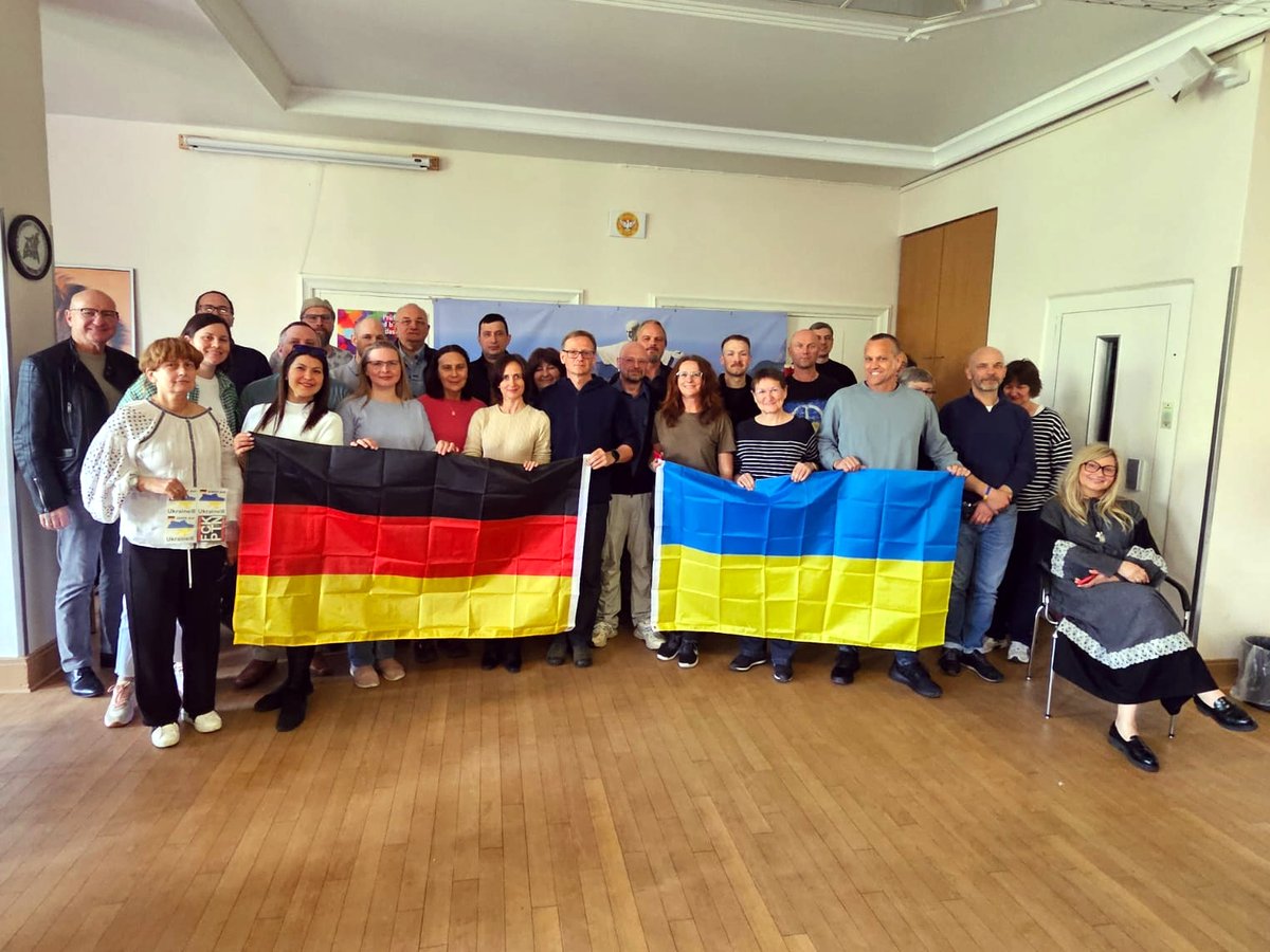 UkraineBerlin's tweet image. Mitgliederversammlung bei der Ukraine-Hilfe Berlin: Rückblick, Ausblick und viele neue Ideen. Herzlichen Dank an alle, die unsere ehrenamtliche Arbeit mit Zeit & Spenden unterstützen. Gemeinsam retten wir Menschenleben 💙💛 So könnt ihr bei uns mitmachen:
ukraine-hilfe-berlin.de/ueber-uns/mitg…