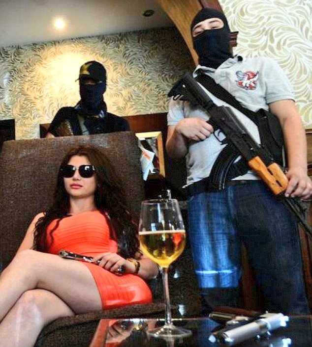 LatidosDePasion's tweet photo. Te presento a las sicarias más SÁDICAS sumergidas en el mundo narco.

Frías, despiadadas, temidas...

Prepárate para un hilo sobre las mujeres que ATERRORIZARON México y Honduras.

👇🧵 https://t.co/7hoPPdQNJS