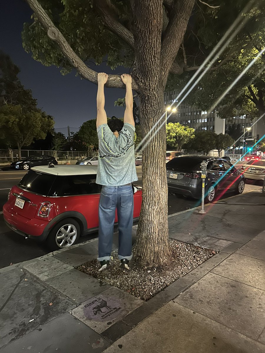spicymeme5's tweet photo. This man threatened me, he said I didn’t have a planet fitness gym membership, and I never will https://t.co/FuM6s2Cu50