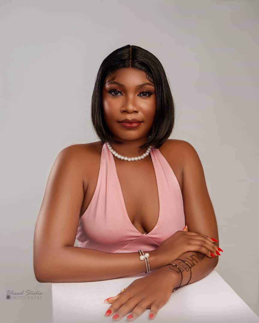 mickeclux2's tweet image. Today is my Girlfriend's birthday 🎉 
A #30BG Queen 👑 
Number 1 in streaming @davido song. Please 🙏 guys retweet this post till it gets to @davido 
#titanium