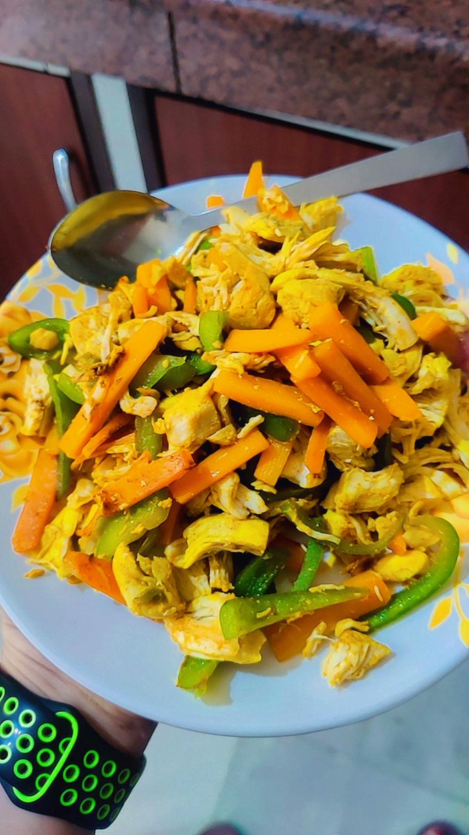 CoachTanvinder's tweet photo. My plate is more colorful than my life. Chicken+ sauteed veggies. 
Weekend calories count too💪 https://t.co/BqtqJk4hMV