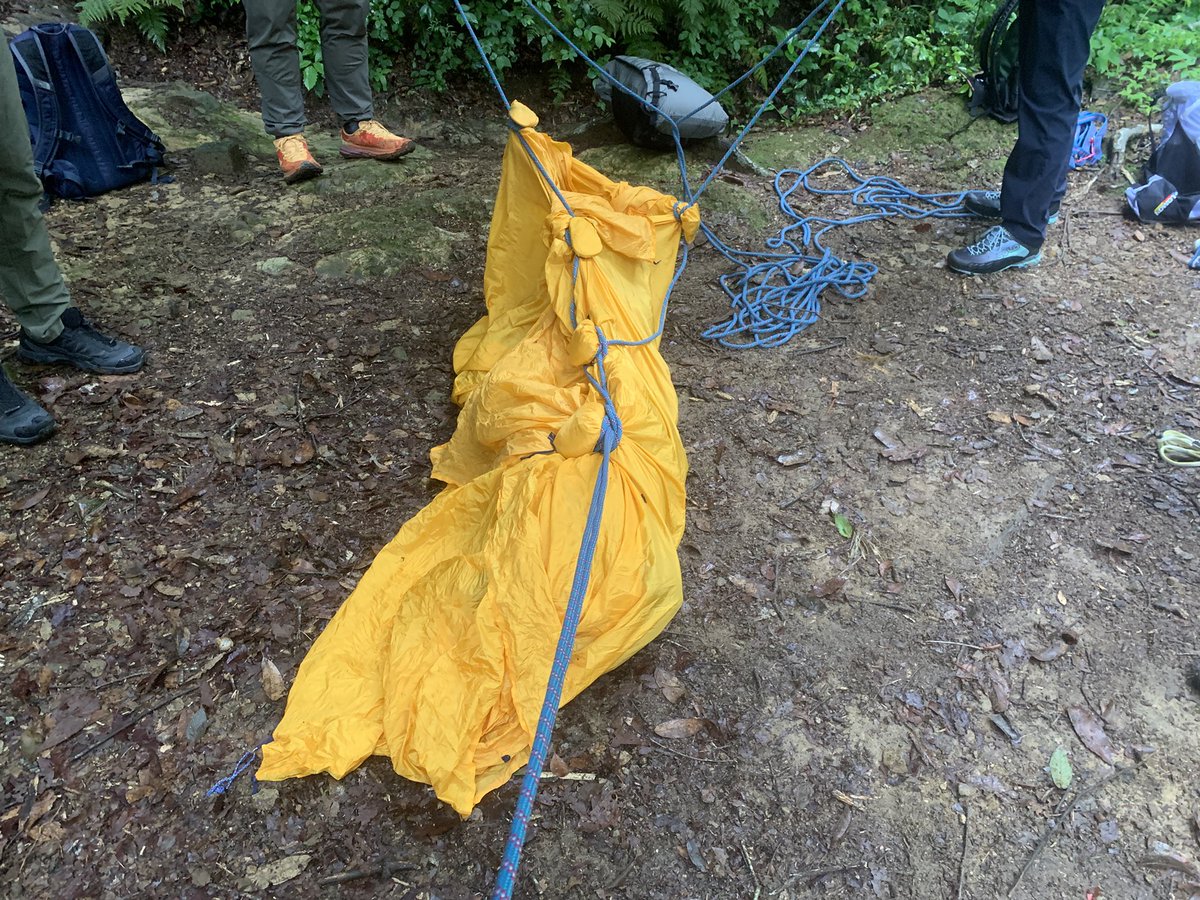 AlleinAdler's tweet image. 本日はMt. TAKAO BASE CAMP
@mtbc_takao でのロープワーク講習🪢
午前は座学で10種類の結び方を学んで頂き午後はフィールドへ🥾
各種搬送・急斜面でのバックアップ・FIXロープの設置・ランヤードやオートブロック・引き上げまで、様々に体調頂きました⛰️
ご参加頂いた皆様、ありがとうございました✨