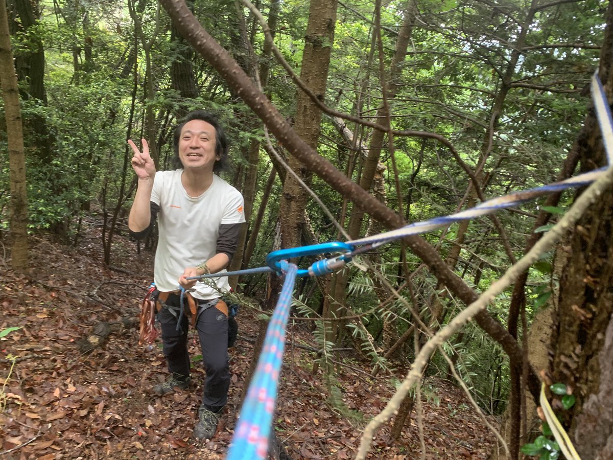 AlleinAdler's tweet image. 本日はMt. TAKAO BASE CAMP
@mtbc_takao でのロープワーク講習🪢
午前は座学で10種類の結び方を学んで頂き午後はフィールドへ🥾
各種搬送・急斜面でのバックアップ・FIXロープの設置・ランヤードやオートブロック・引き上げまで、様々に体調頂きました⛰️
ご参加頂いた皆様、ありがとうございました✨