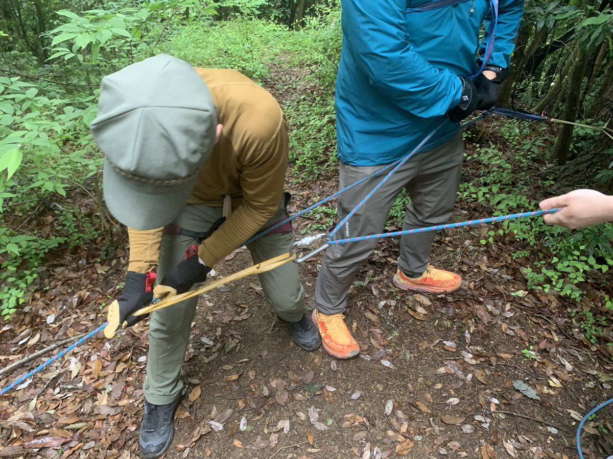 AlleinAdler's tweet image. 本日はMt. TAKAO BASE CAMP
@mtbc_takao でのロープワーク講習🪢
午前は座学で10種類の結び方を学んで頂き午後はフィールドへ🥾
各種搬送・急斜面でのバックアップ・FIXロープの設置・ランヤードやオートブロック・引き上げまで、様々に体調頂きました⛰️
ご参加頂いた皆様、ありがとうございました✨