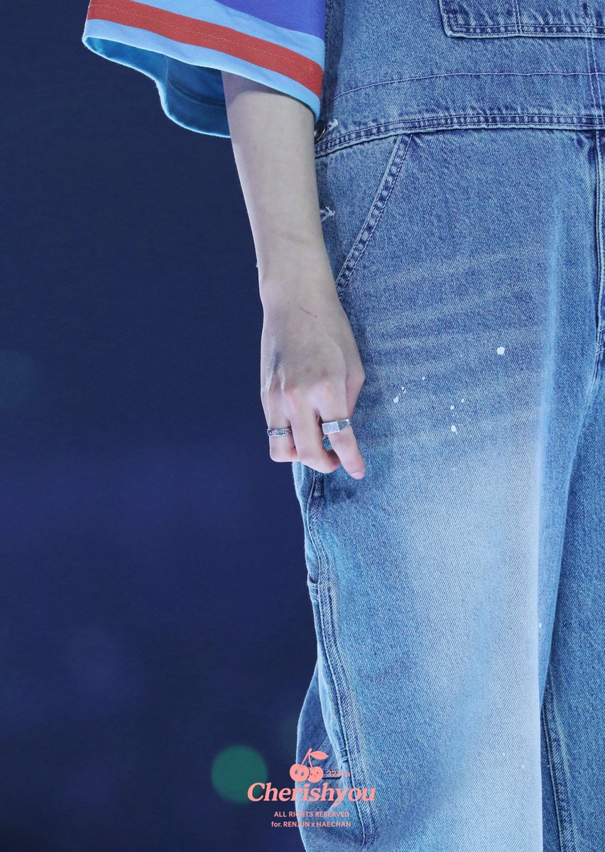 renjunaeri's tweet photo. cat scratches!!1!!1 https://t.co/ZAiy3V8yrW
