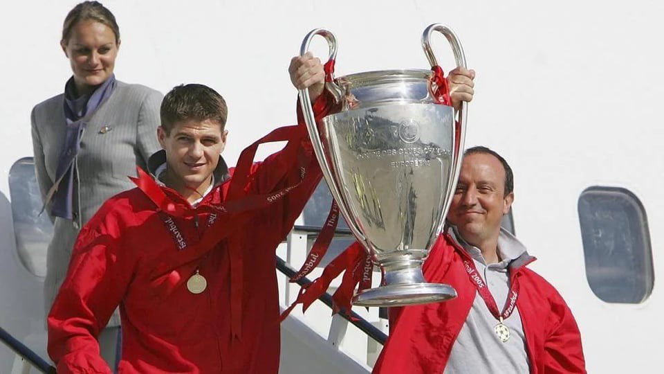 20 sene önce bugün: Dağ, tepe aşıp Olimpiyat Stadı’na hücum eden onbinlerce Liverpool taraftarı - favori olan Milan karşısında 3-0 da yenik durumdayken - devreden sahaya çıkan takımına hep bir ağızdan ‘You’ll Never Walk Alone’ söylüyordu. Türkiye’de olsa taraftarların maçı terk