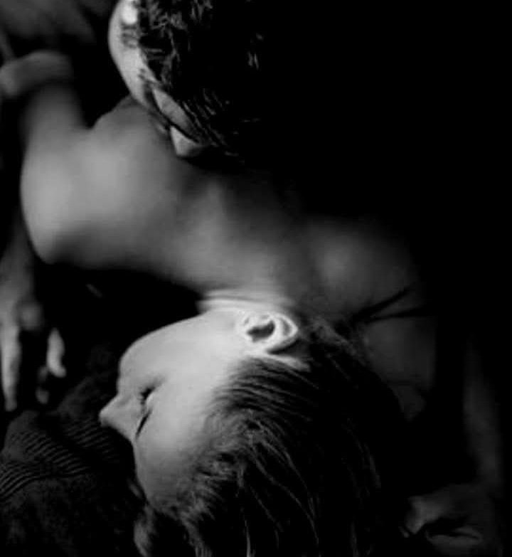 "Hay gente que se mete bajo la piel,
sin pedir permiso.
Que te acaricia el alma cuando menos lo esperas,
que te habla bonito,
pero también te hace temblar con una mirada.
Eso es lo que vale:
un amor que te cuide por dentro
y te encienda por fuera".
#LeídoPorAhí 🦋