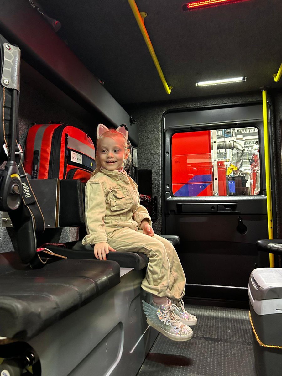 Malou praat vaak over ‘Brandweer Bert’! Logisch hij heeft best indruk op haar gemaakt! Ik vertel haar dat Bert en ik niet meer samen zijn maar dat we elkaar nog wel heel lief vinden! Malou slissend“maar oma, ik denk dat t goed kont omdat lullie bevste vriendjevs vijn!” 🧡 *smelt*