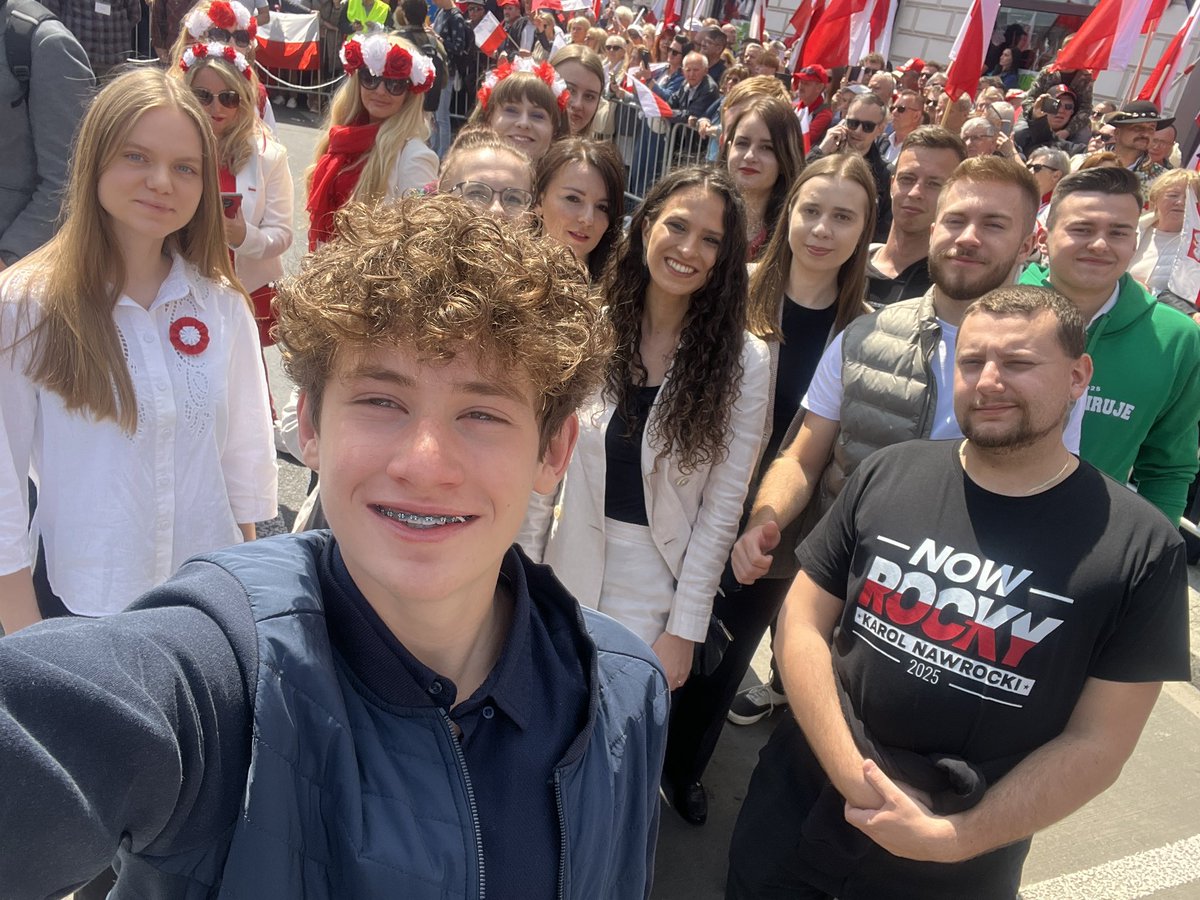 Silna ekipa Forum Młodych PiS Warszawa melduje się na #MarszZaPolską 👋🏼❤️ już za chwilę ruszymy na Plac Zamkowy, ale ciągle możecie dołączyć do nas 🤝🏼 

Idziemy po zwycięstwo <a href="/Nawrocki25/">#Nawrocki2025</a> ✌🏼🇵🇱

#Nawrocki2025