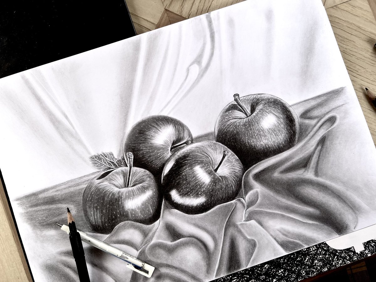 The finished #Pencildrawing of “Red Apples 🍎” Hope you like it? 

stowe.gallery