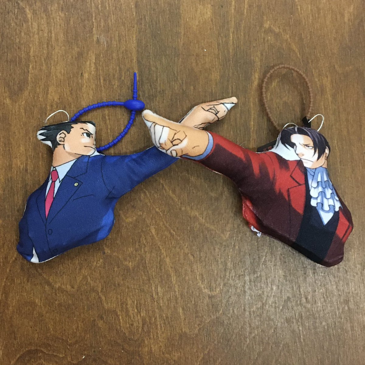 otakumanmulsang's tweet photo. ⟨입고 소식: 역전재판⟩
정치색이 다른 친우와 공동구매하여 맞짱을 떠보세요. 대사 및 음악이 나오구요, C타입 충전 기능 및 케이블 첨부. 바닥에 혼자 그냥 내비둬도 파닥거려서 재밌어요. https://t.co/hDUQqFPidL