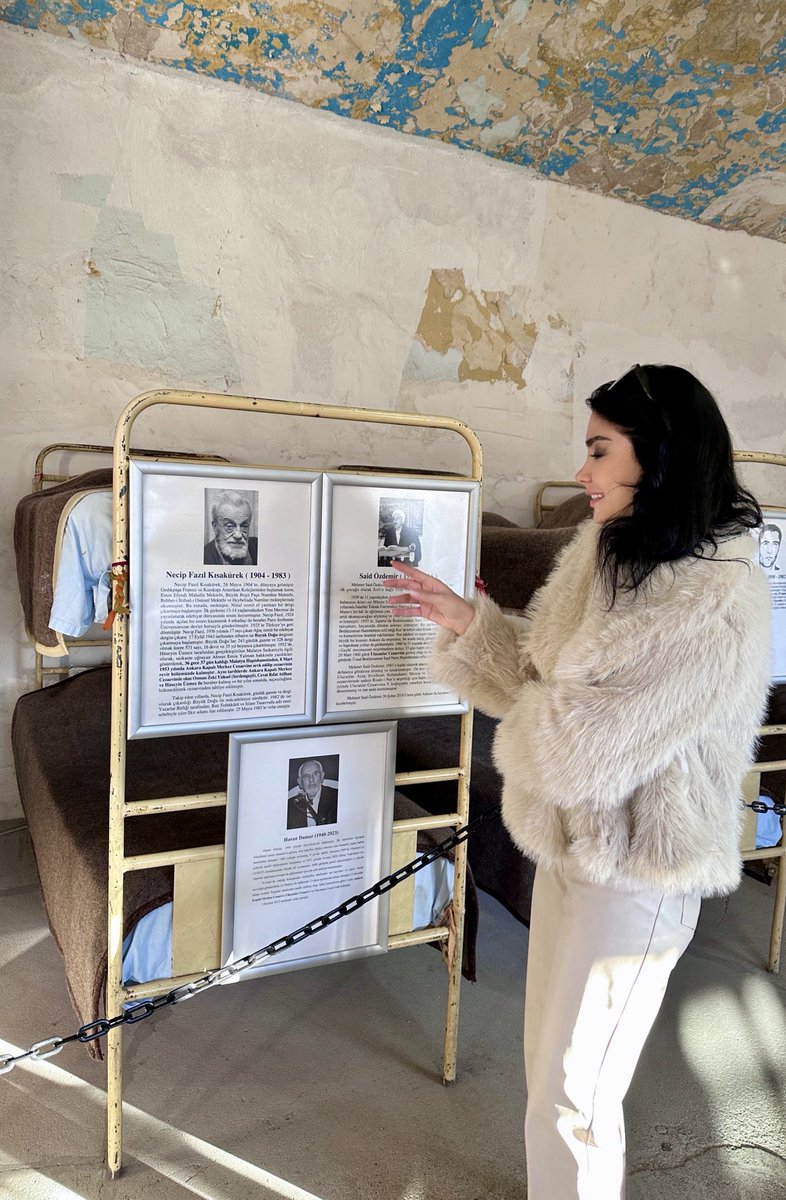 “Batıya özene özene özümüzü kaybettik.
Oysa biz batının hayranlıkla izlediği gıpta ettiği bir medeniyettik.”

Düşünce dünyamızın güneşi, büyük mütefekkir Necip Fâzıl Kısakürek ‘i vefatının yıl dönümünde rahmetle yâd ediyorum. 🌹

📍Ulucanlar Cezaevi Müzesi